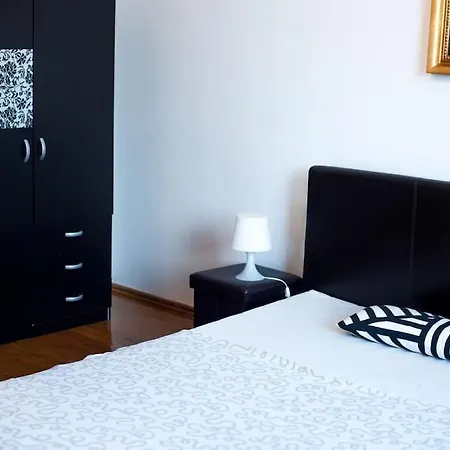 V 13 - 3 Bdr Balcony, Views - Courtyard N Vokieciu