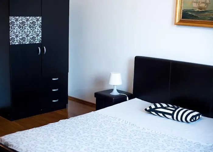 V 13 - 3 Bdr Balcony, Views - Courtyard N Vokieciu