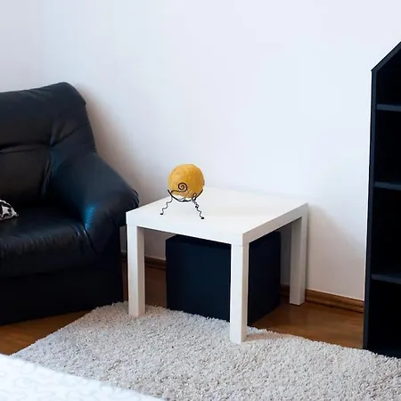 V 13 - 3 Bdr Balcony, Views - Courtyard N Vokieciu Apartment *