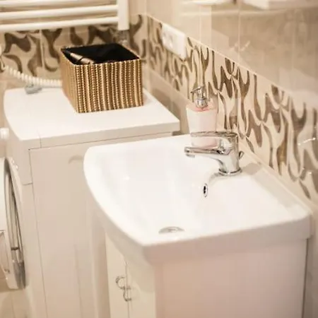 V 13 - 3 Bdr Balcony, Views - Courtyard N Vokieciu